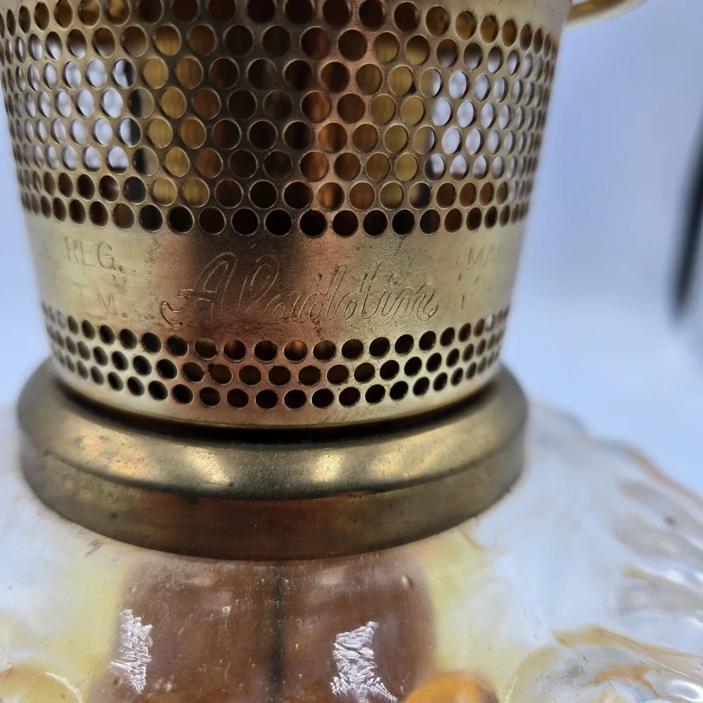 Vtg Aladdin Genie II Oil Lamp Clear Glass‎ Font Shell Design Brass Collar